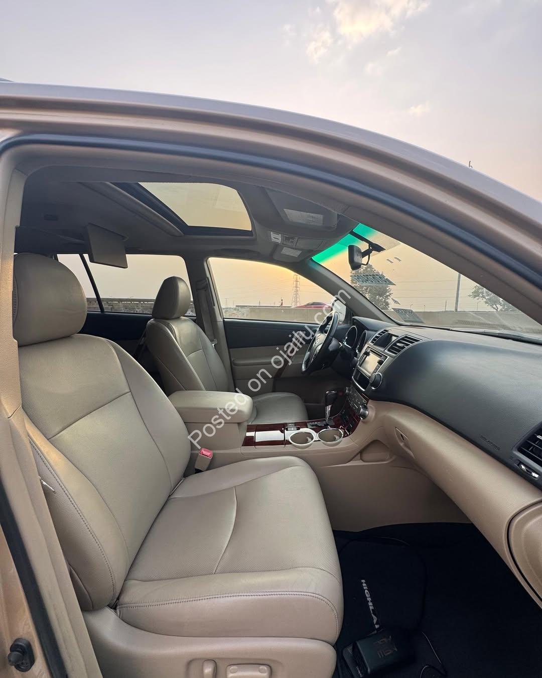 Luxury 2013 Toyota Highlander V6 – Abuja