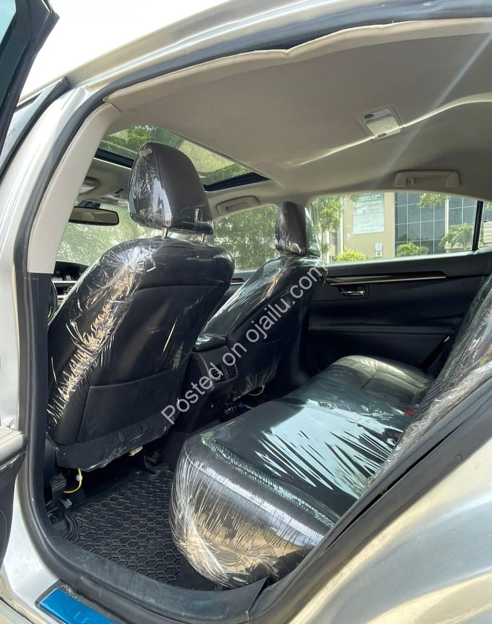 Luxury Lexus ES350: Pristine & Loaded