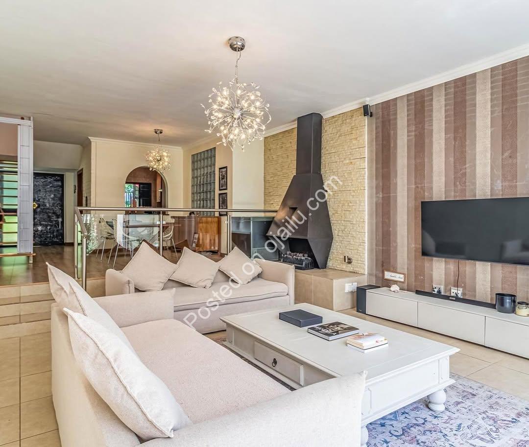 Modern 3-Bed Duplex: Your Private Garden Sanctuary