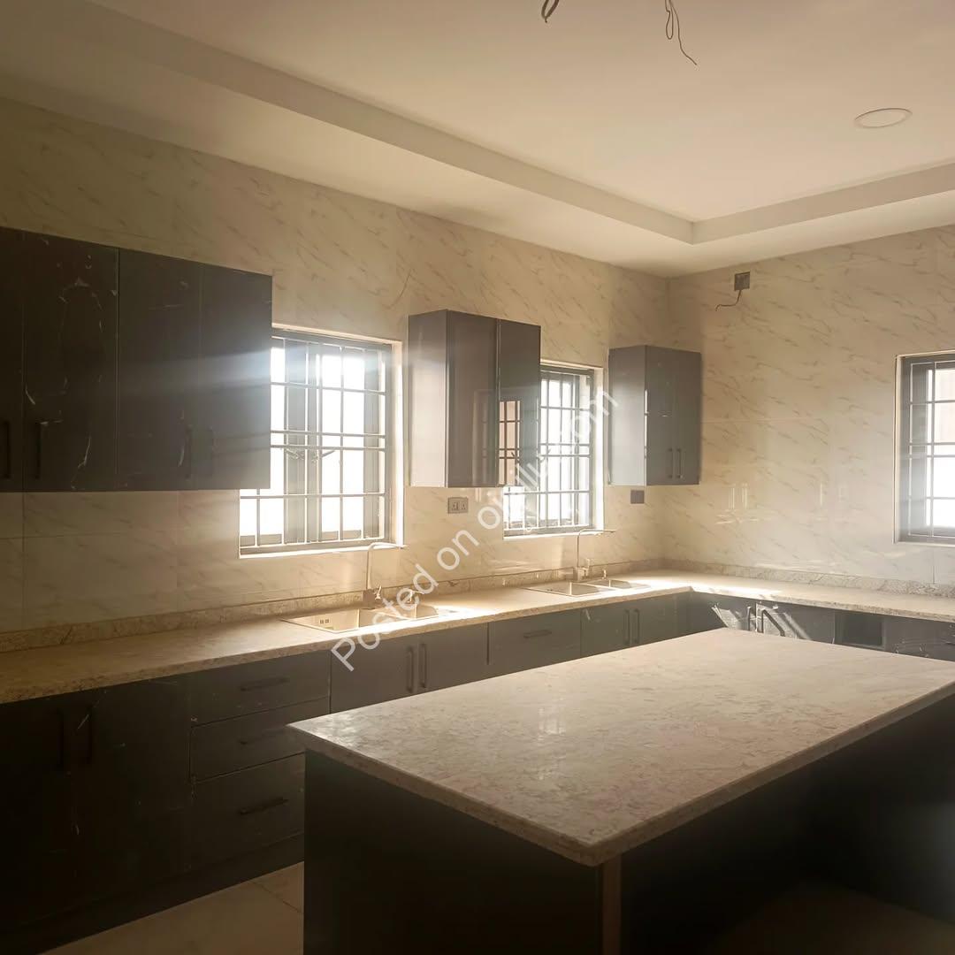 Spacious 5-Bedroom Duplex with BQ in Prestigious Guzape