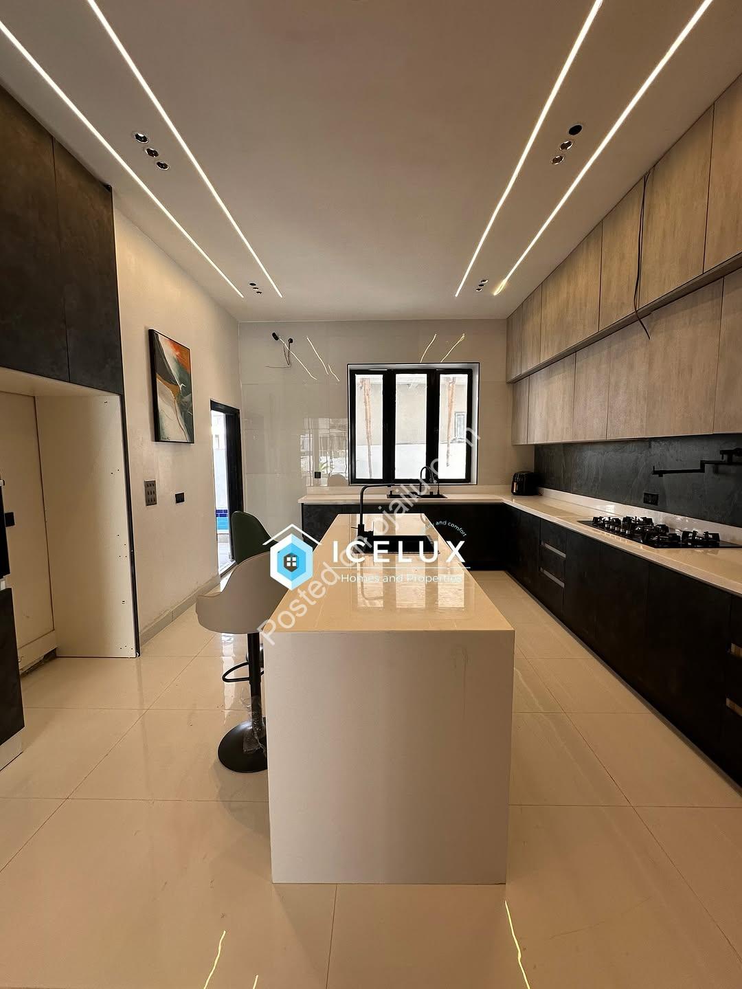 Majestic 5-Bedroom Oasis with Resort-Style Pool in Ajah