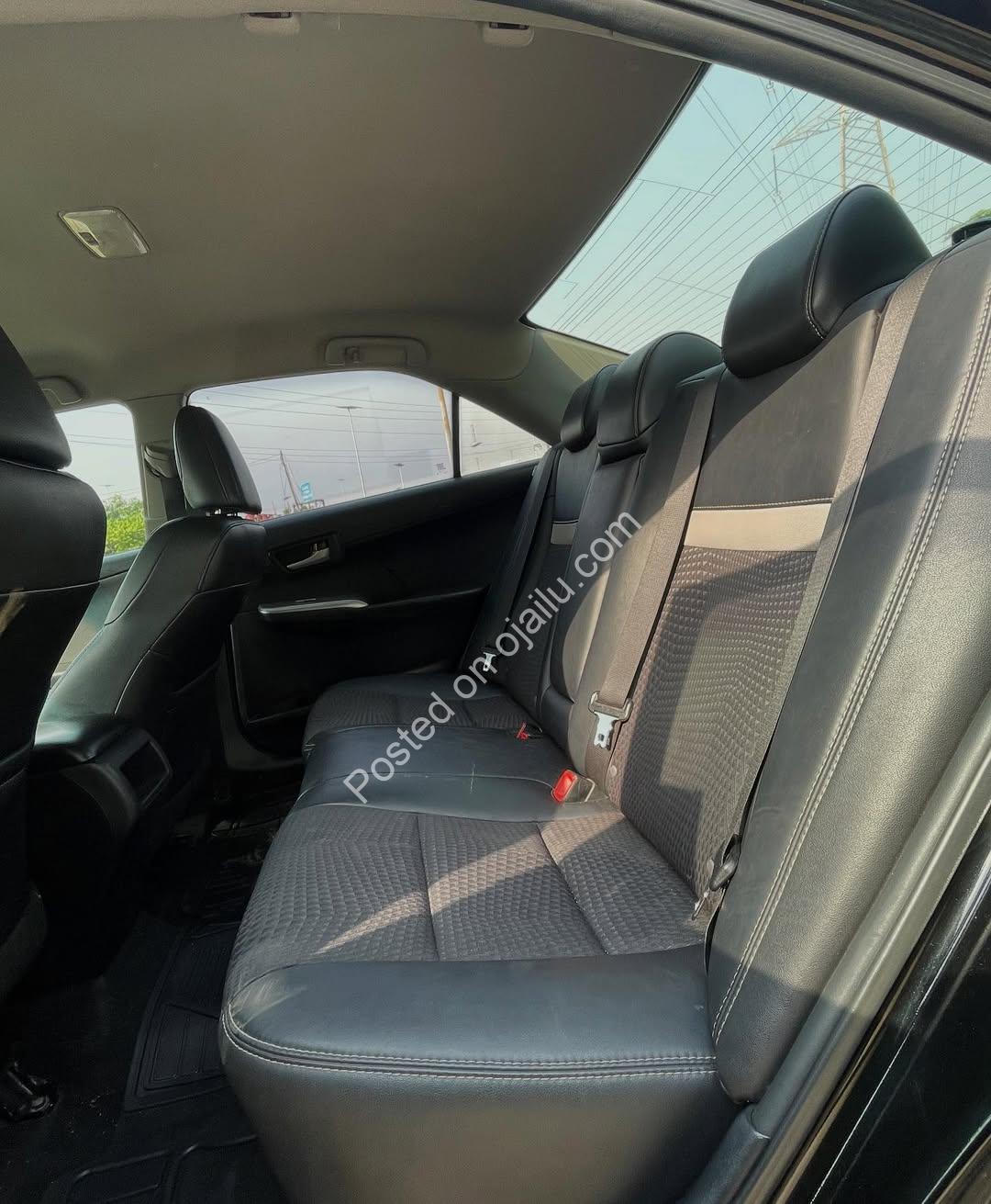 2014 Camry SE: Reverse Camera & Great Value