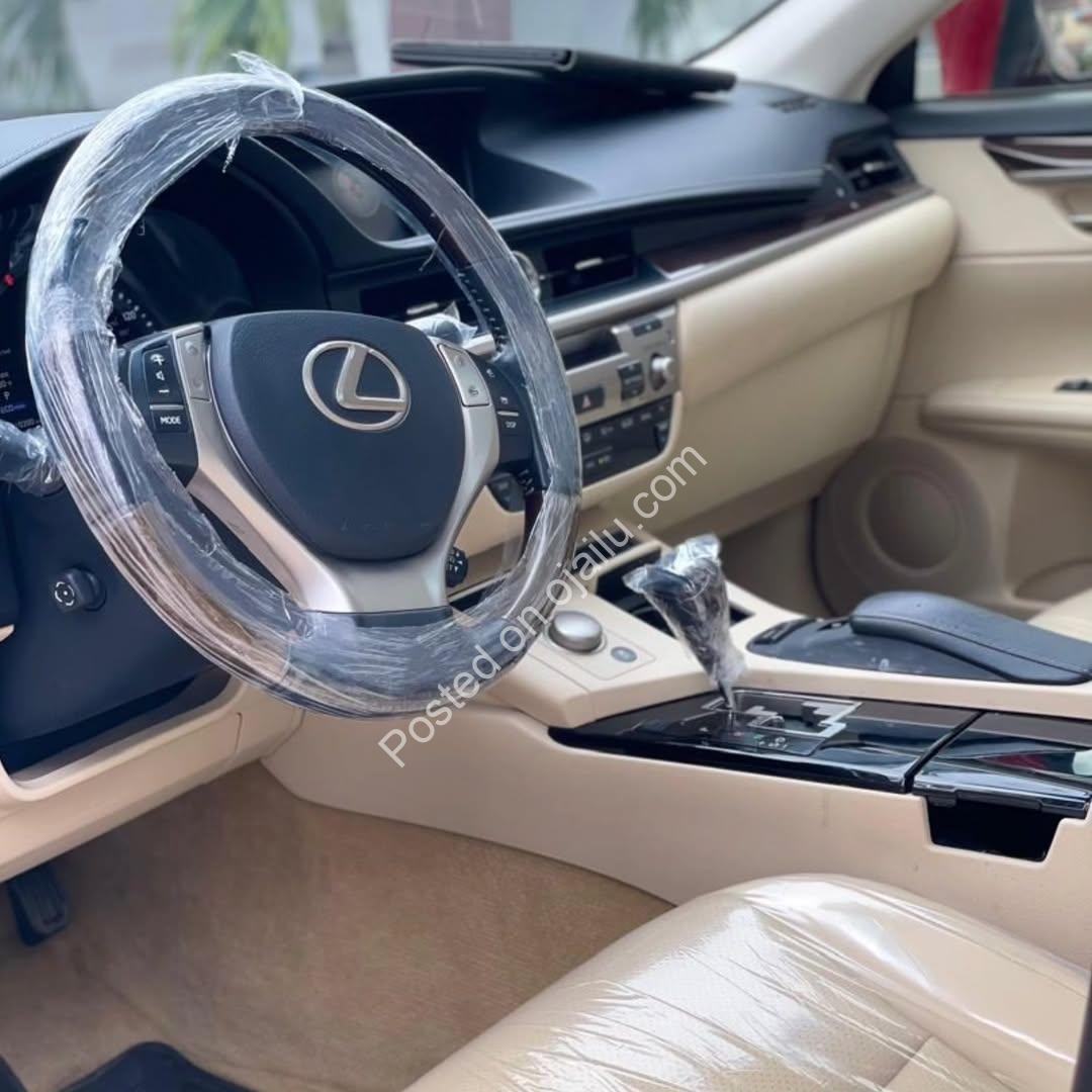 2014 Lexus ES350: Luxe & Low-Mileage