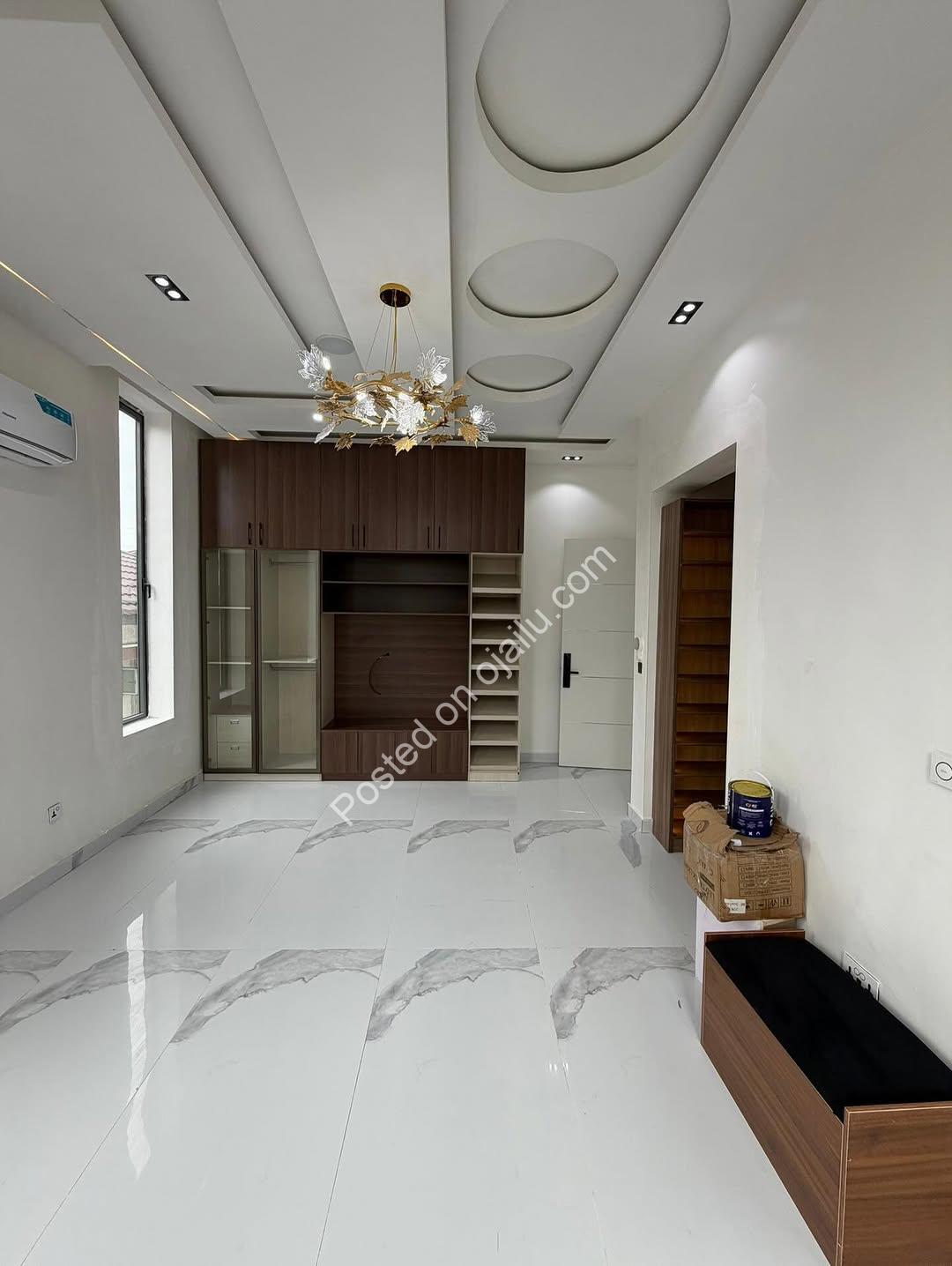 Stunning 5-Bed Duplex with Cinema & Pool in Lekki