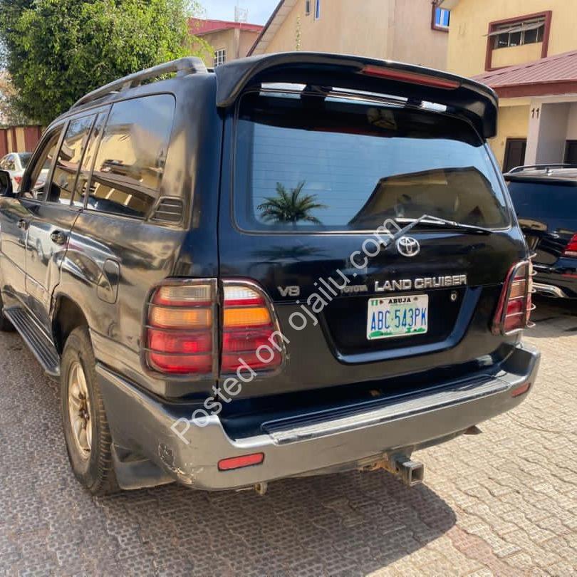 Rugged 2000 Land Cruiser: Ready for Restoration