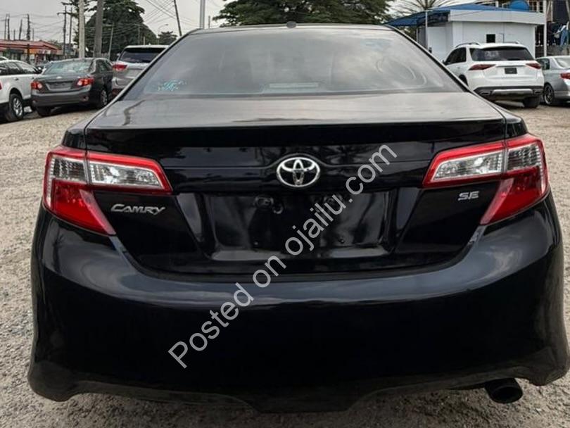 Black-on-Black 2014 Camry SE: Power & Tech