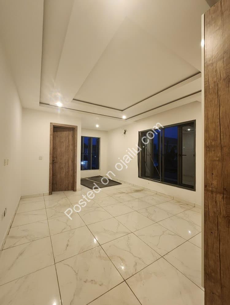 Elegant 4-Bed Maisonette with Pool & Prime Access