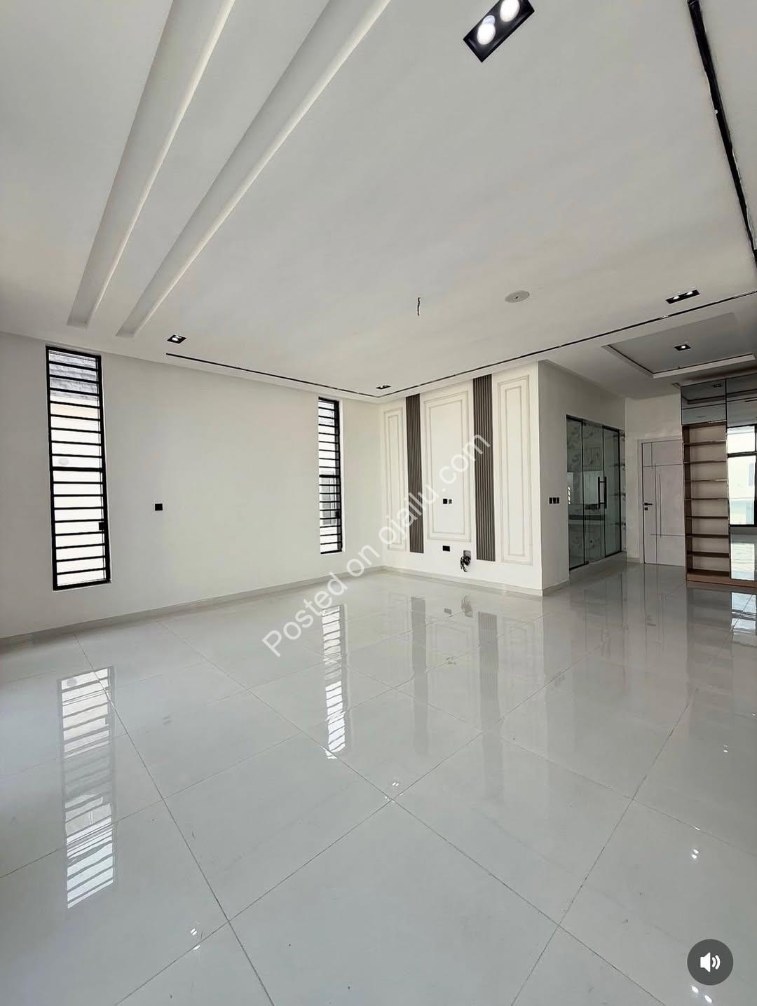 Stunning 5-Bedroom Smart Home in Prime Chevron Estate