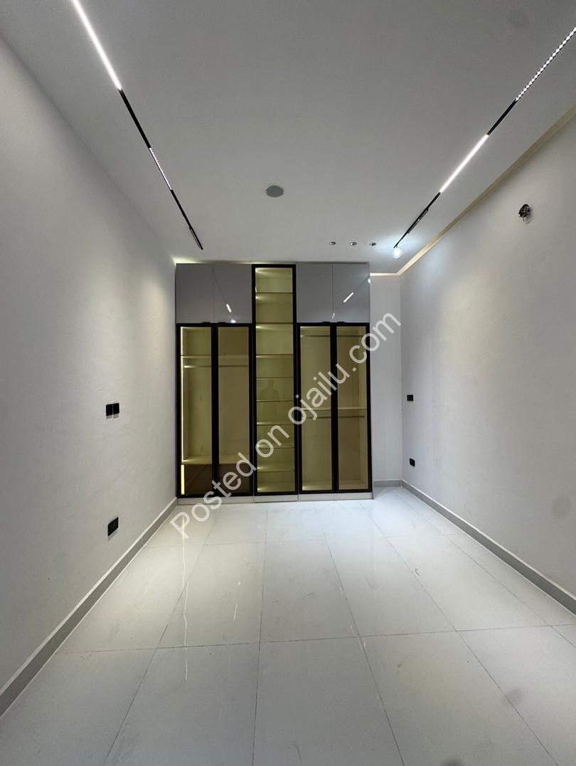 Lekki Haven: 5-Bed Estate with Private Pool & Cinema