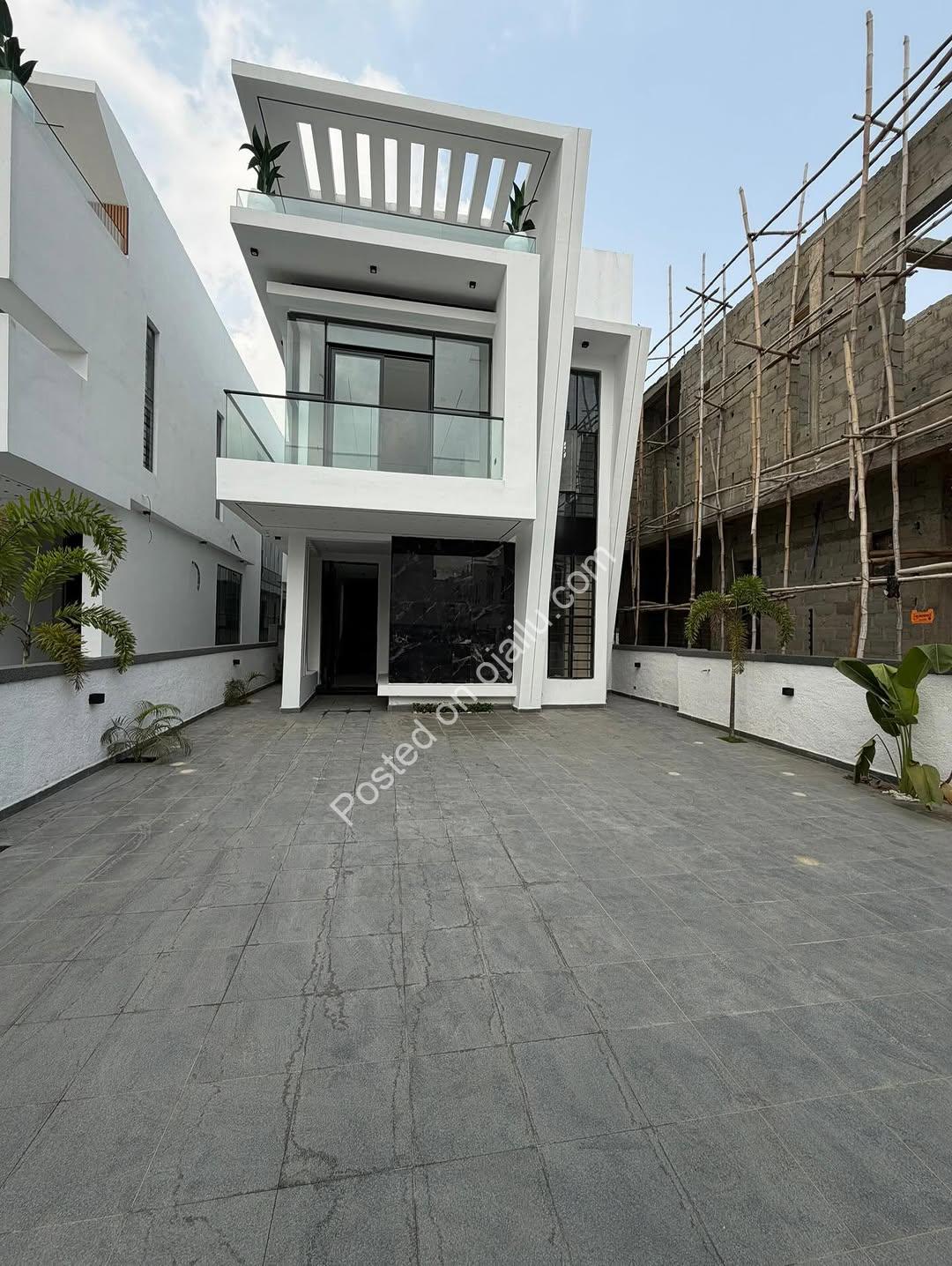 Grand 5-Bed Duplex with Pool & Gym in Lekki