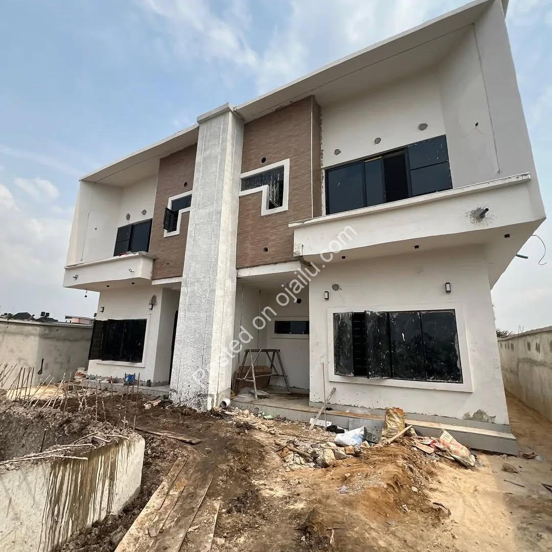 Exclusive 3-Bed Duplex with BQ in Serene Shell Estate