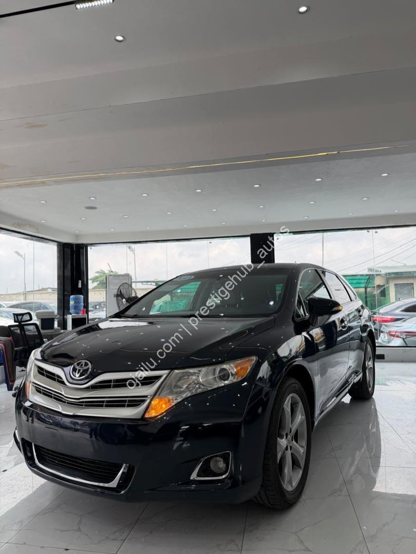 V6 Power & Panoramic Luxury: 2013 Toyota Venza XLE