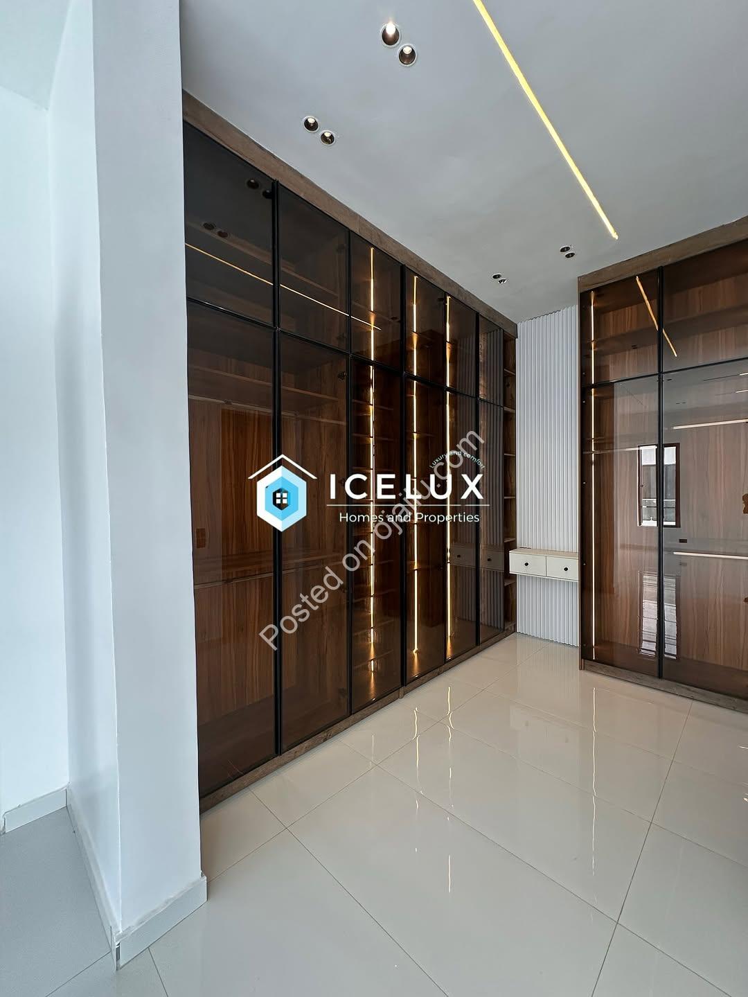 Majestic 5-Bedroom Oasis with Resort-Style Pool in Ajah