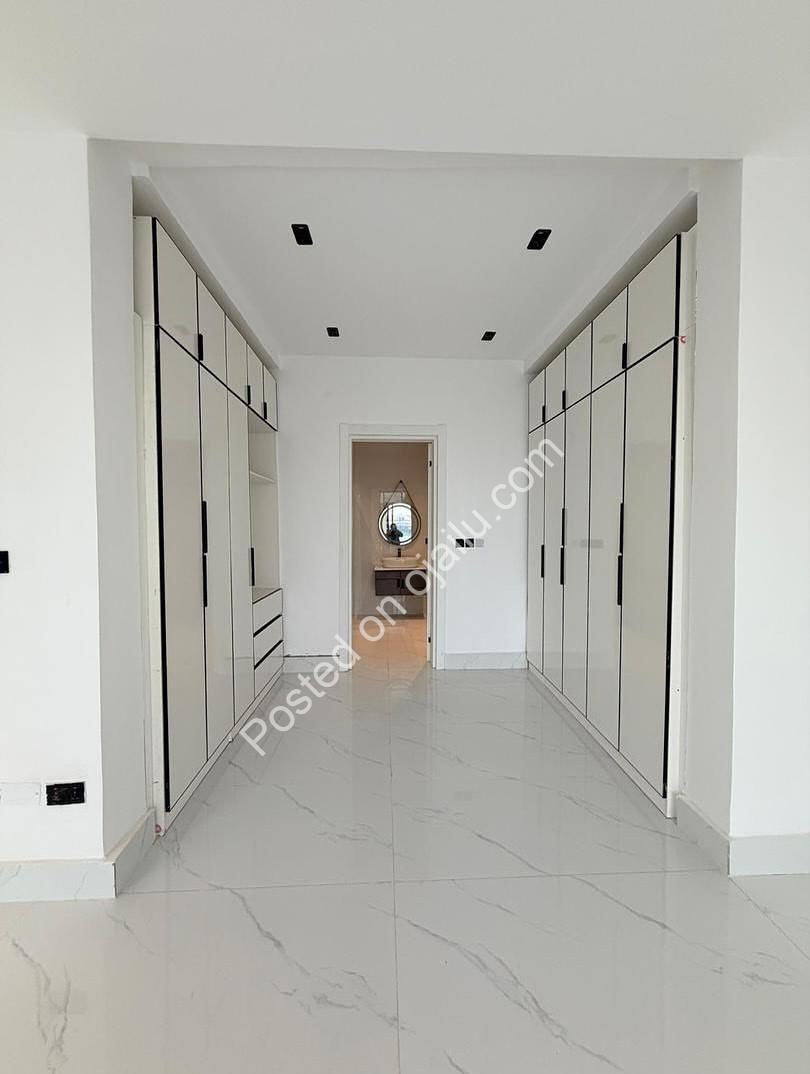 Lagos Luxury Estate: 5BR Duplex with Pool & Cinema