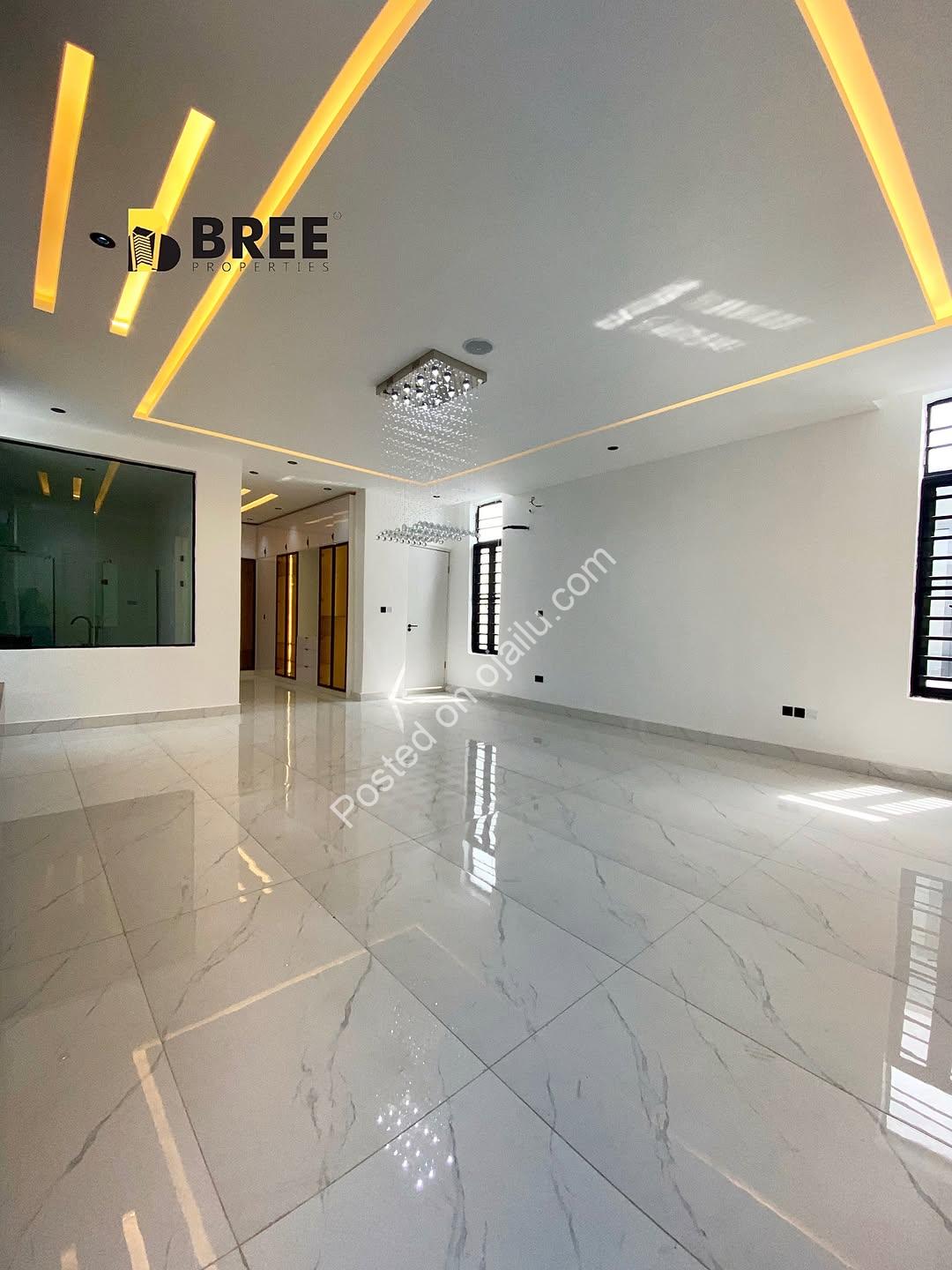 Opulent 5-Bed Haven with Pool & Gym in Prime Chevron Estate