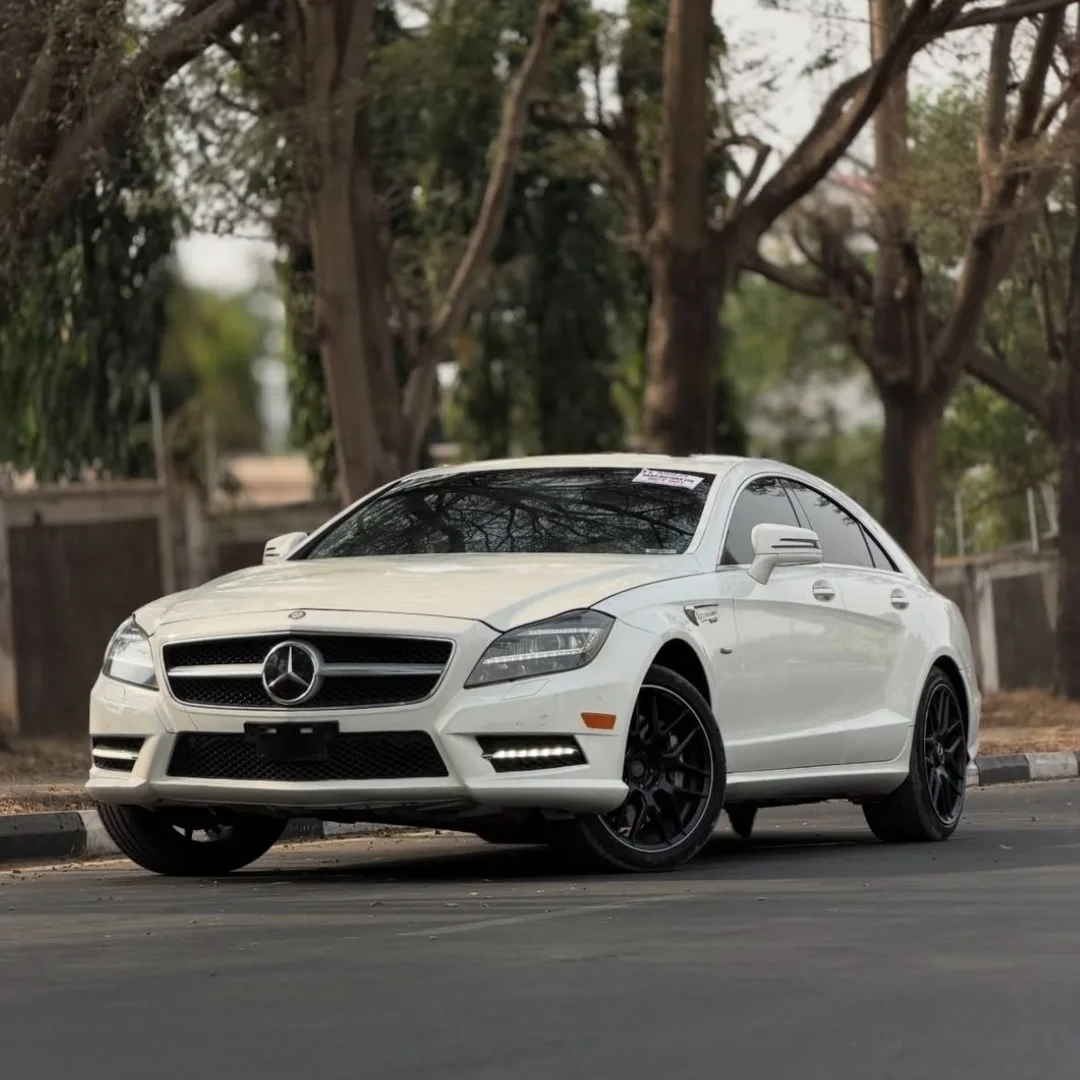 Sleeper Luxury: 402HP V8, 0-100 in 5.1s