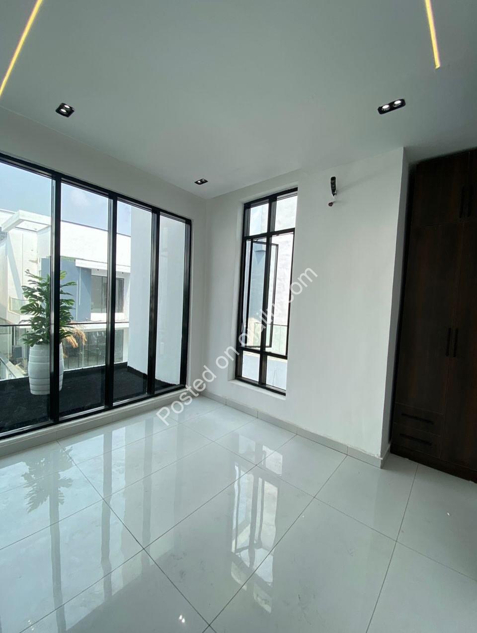 Exquisite 5-Bed Duplex in Prime Lekki | Brand New & Flood-Free