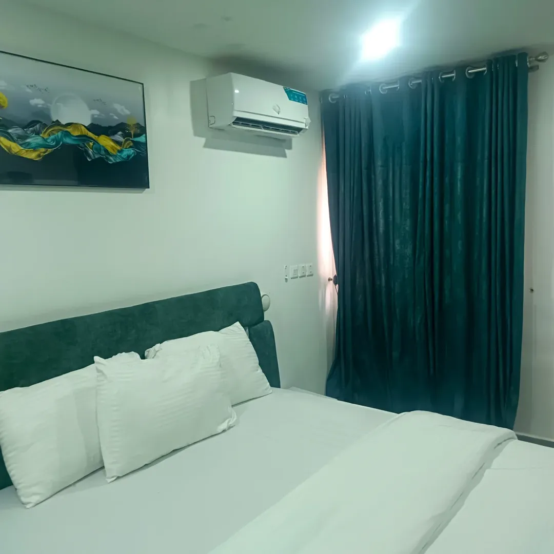 Mabushi Gem: Modern 2-Bed with Pool, Gym & Airbnb Potential