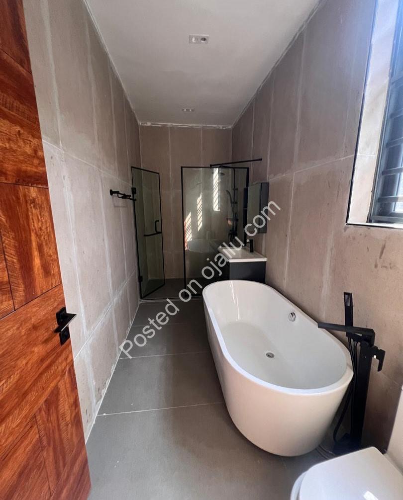 5-Bed Lekki Palace: Ensuite Luxury & Modern Living