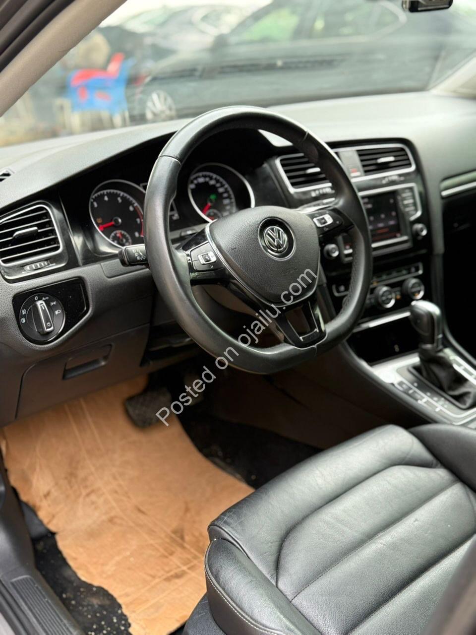 2017 VW Golf: Panoramic Roof, Leather & Keyless Entry