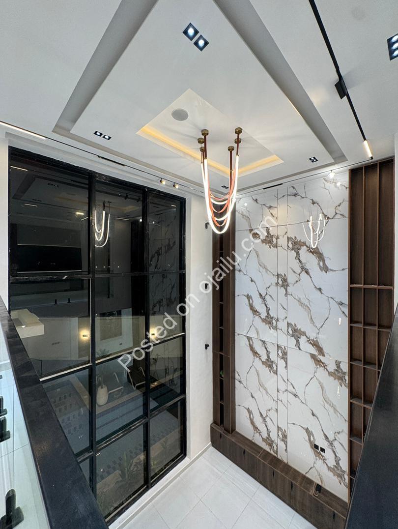 Lekki Haven: 5-Bed Estate with Private Pool & Cinema