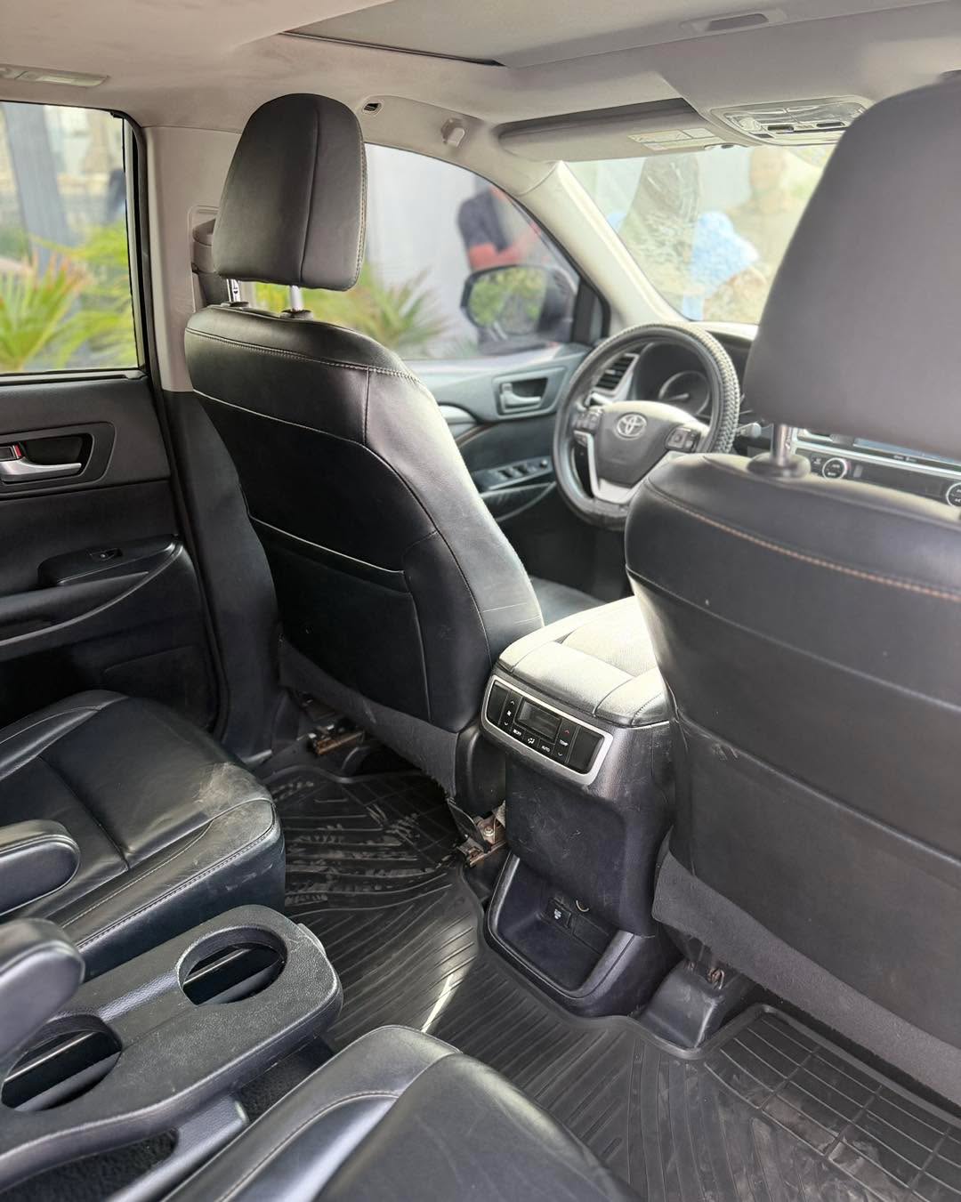 Luxury 2016 Toyota Highlander V6 – Pristine & Loaded