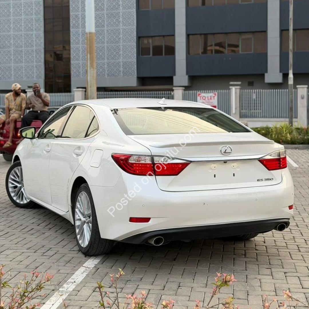 2014 Lexus ES350: Luxe & Low-Mileage