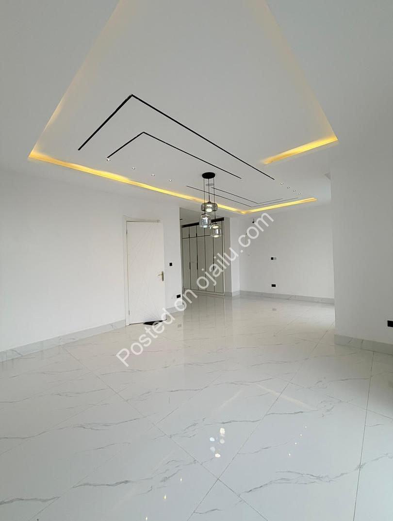 Lagos Luxury Estate: 5BR Duplex with Pool & Cinema