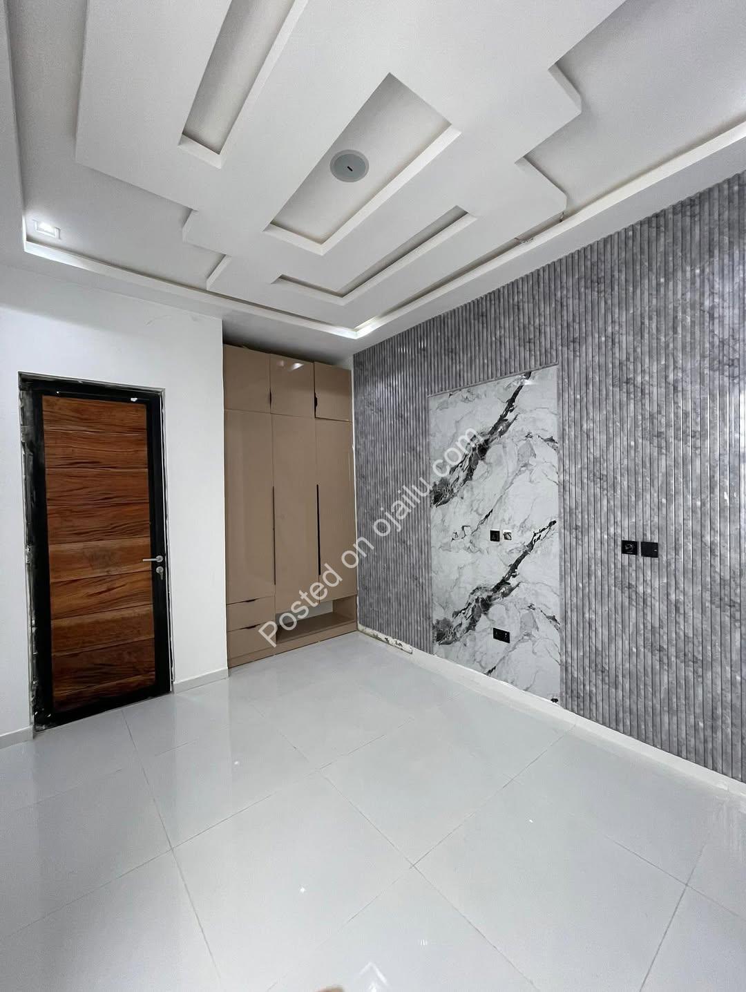 Grand 5-Bed Duplex with Pool & Gym in Lekki