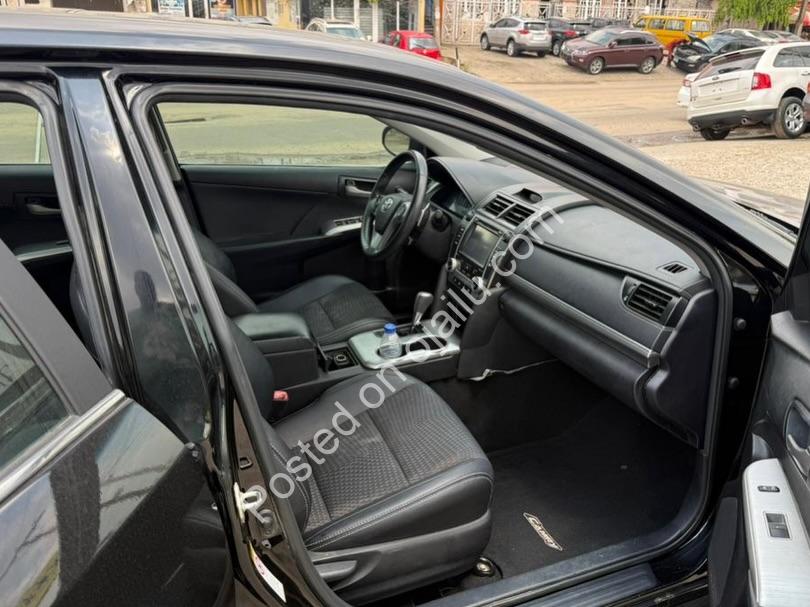 Black-on-Black 2014 Camry SE: Power & Tech