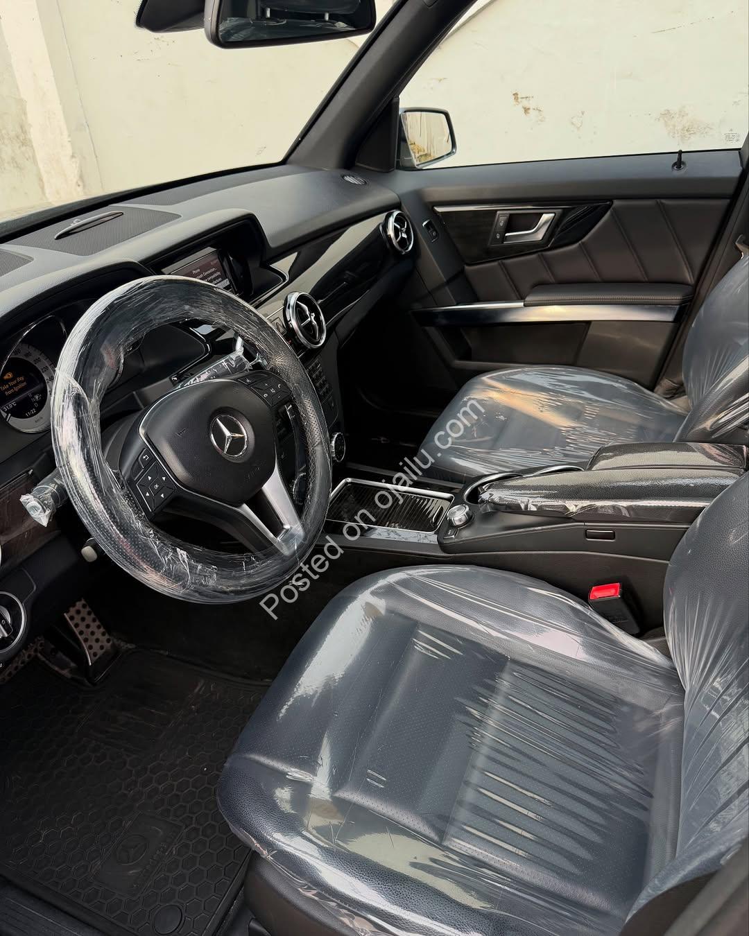 Luxury SUV: Power, Comfort & Prestige