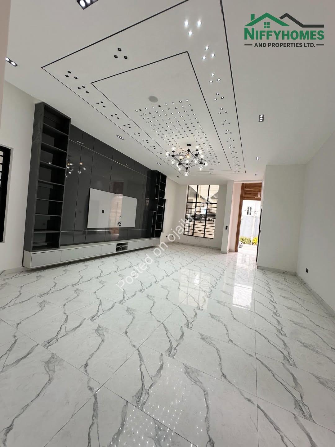 Lekki’s Ultimate 5-Bedroom Estate with Rooftop Oasis