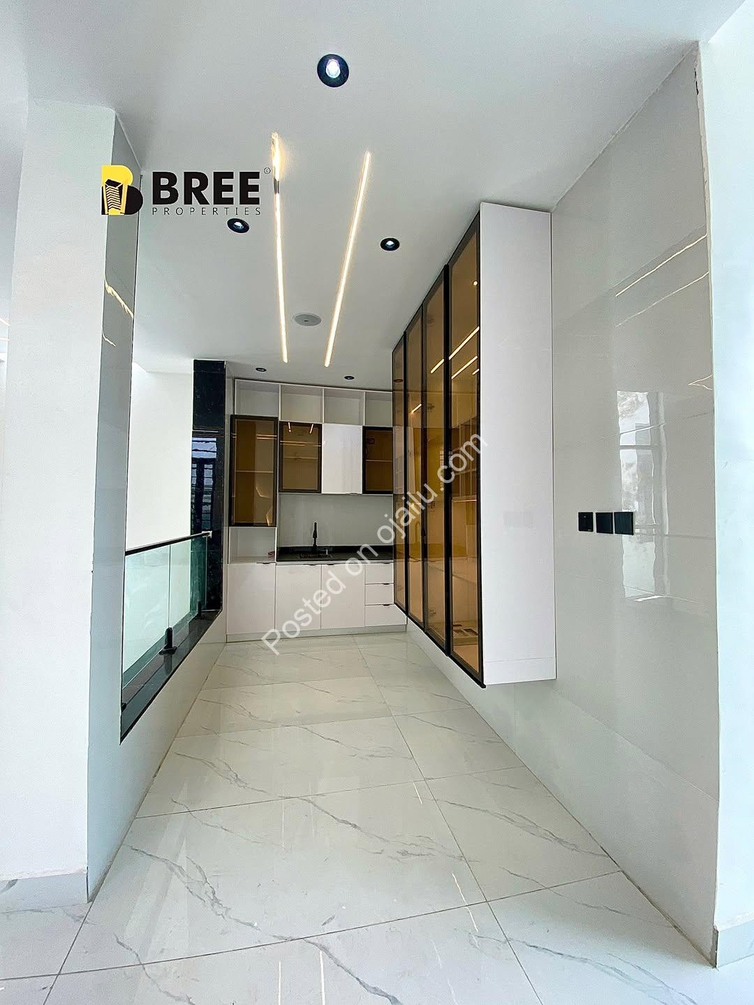 Opulent 5-Bed Haven with Pool & Gym in Prime Chevron Estate