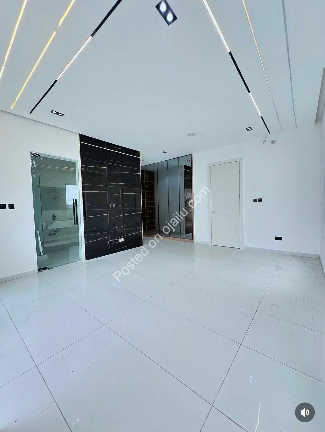 Sophisticated 4/5-Bedroom Duplex with Pool in Lekki