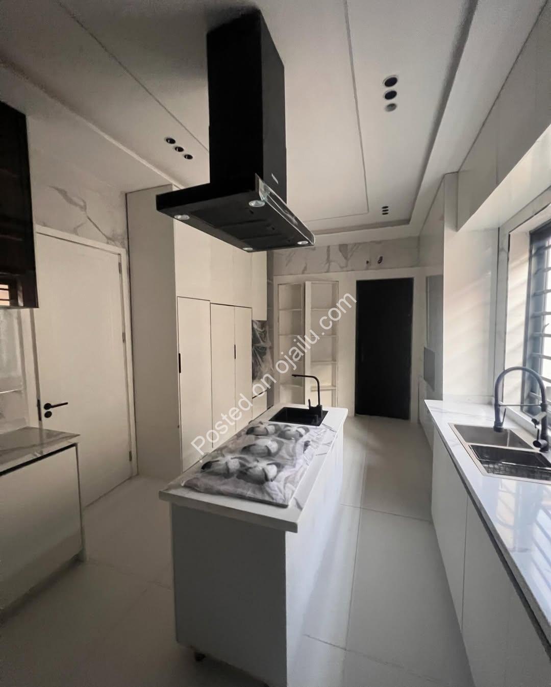 Chevron’s Finest: 5-Bed Poolside Estate Masterpiece