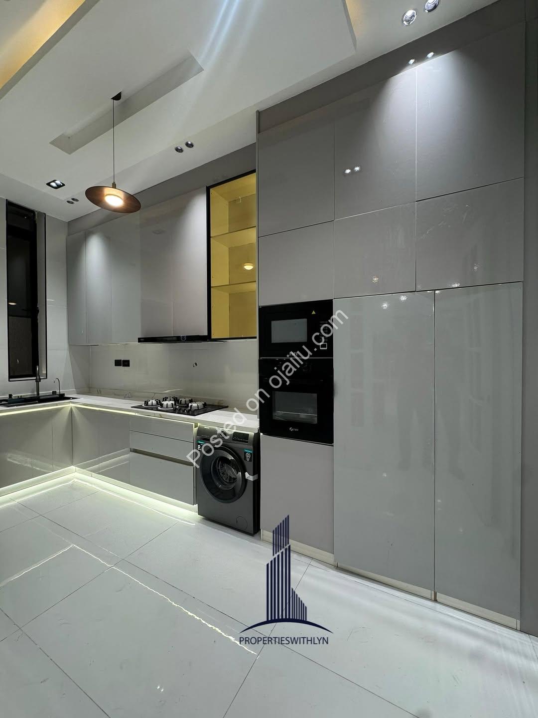 Ultimate 5-Bed Estate: Pool, Gym & Cinema in Lekki