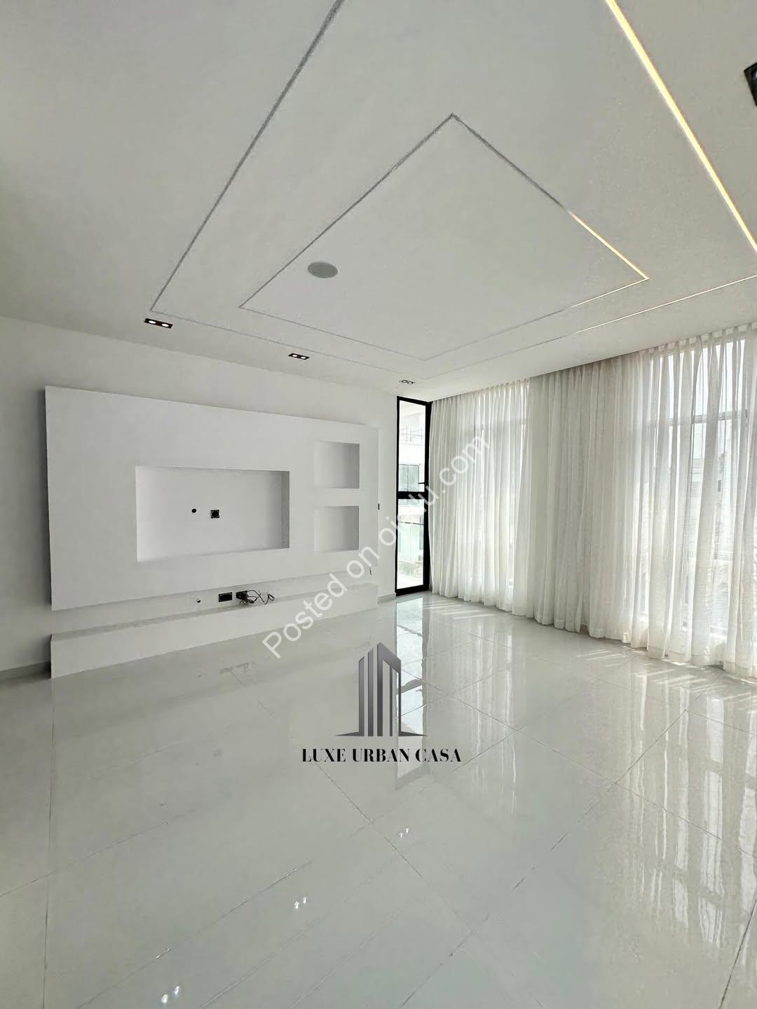 Chevron’s 5-Bedroom Oasis with Resort-Style Pool