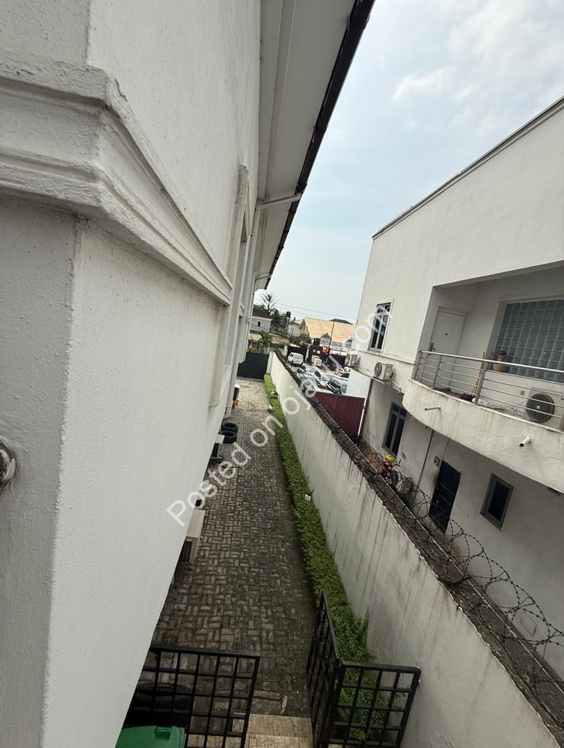 Lekki’s Ultimate 5-Bed Family Oasis with Pool