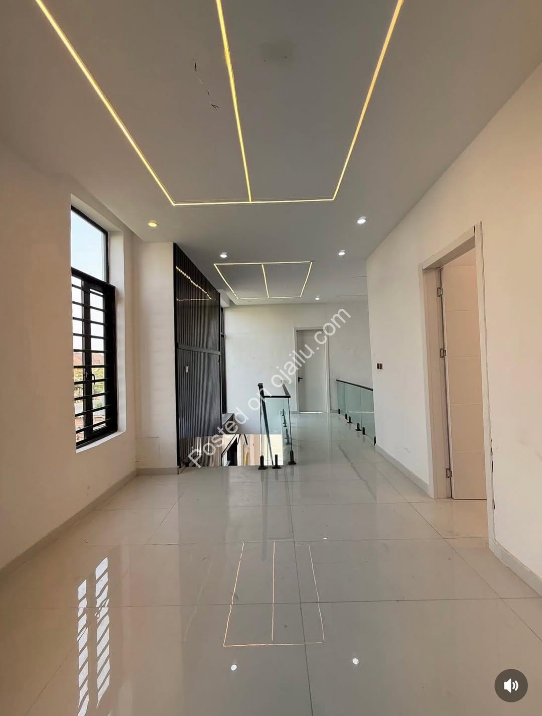 Stunning 5BR Duplex in Chevron’s Secure Estate