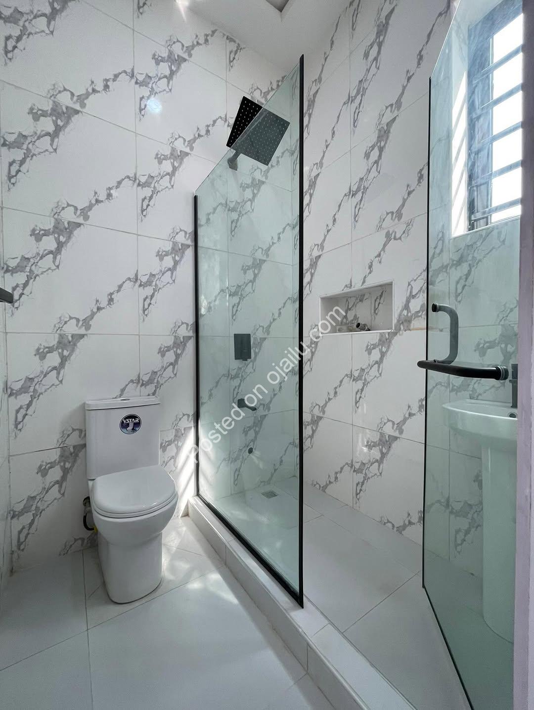 Grand 5-Bed Duplex with Pool & Gym in Lekki