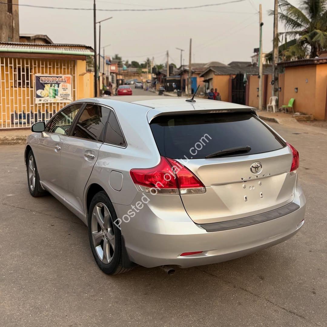 V6 Power & Panoramic Luxury: 2010 Venza, Accident-Free