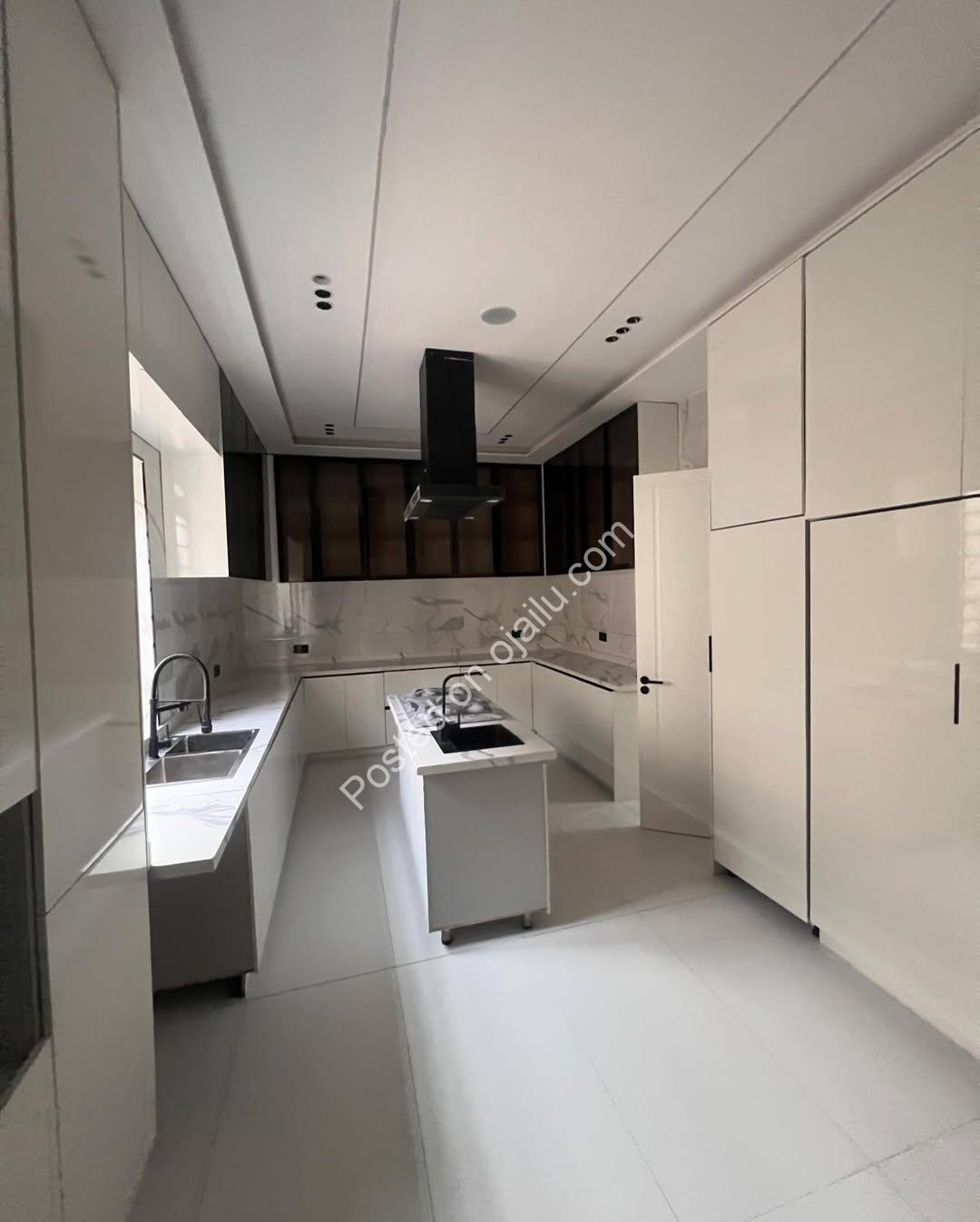 Chevron’s Finest: 5-Bed Poolside Estate Masterpiece