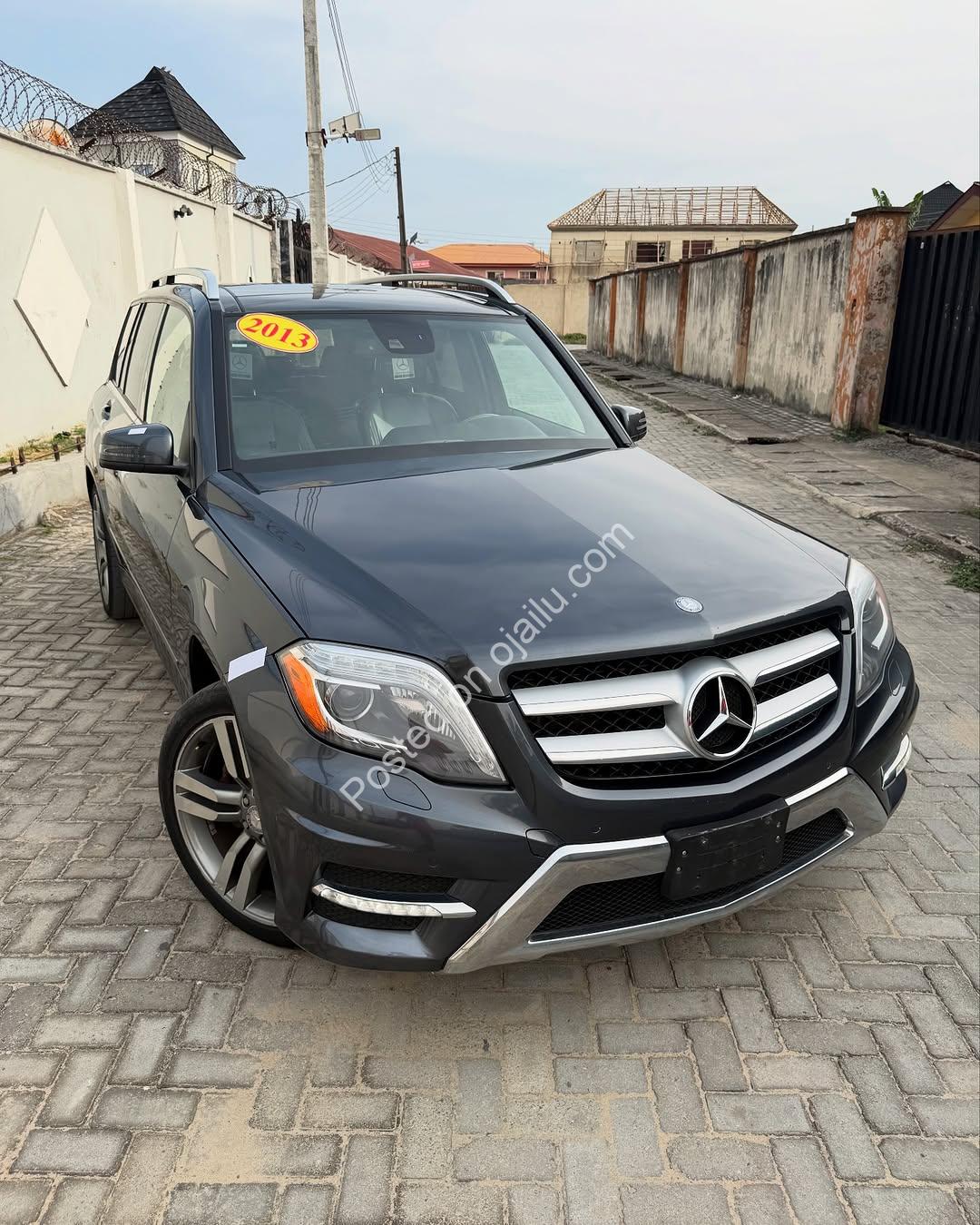 Luxury SUV: Power, Comfort & Prestige