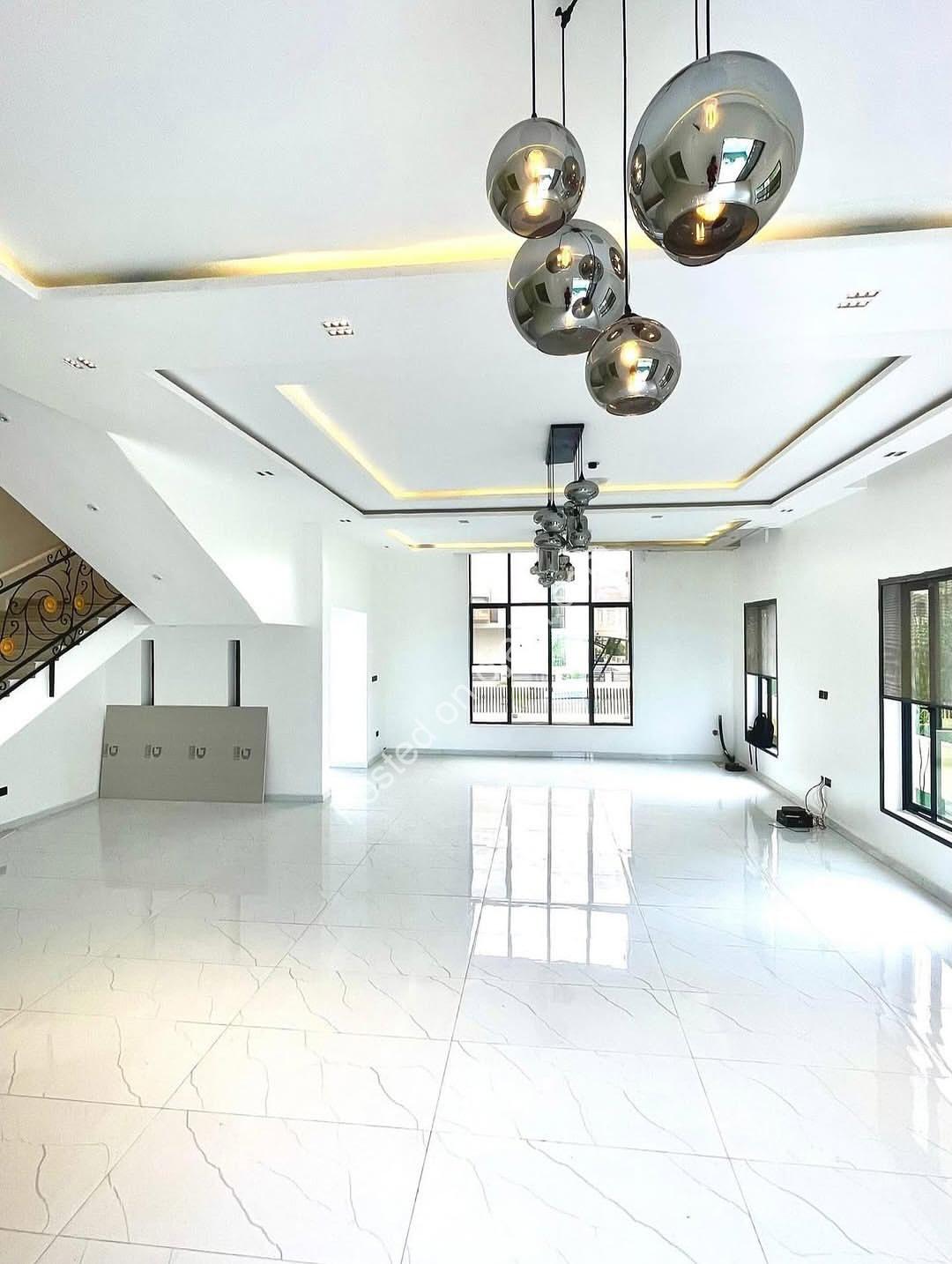 Pinnock Beach Estate: Elite 6-Bed Mansion with Cinema & Pool