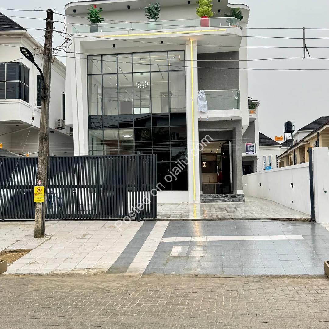 Lekki’s Ultimate 5-Bed Estate with Private Pool
