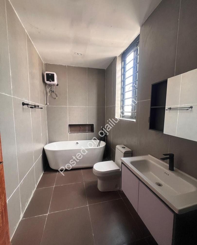 5-Bed Lekki Palace: Ensuite Luxury & Modern Living