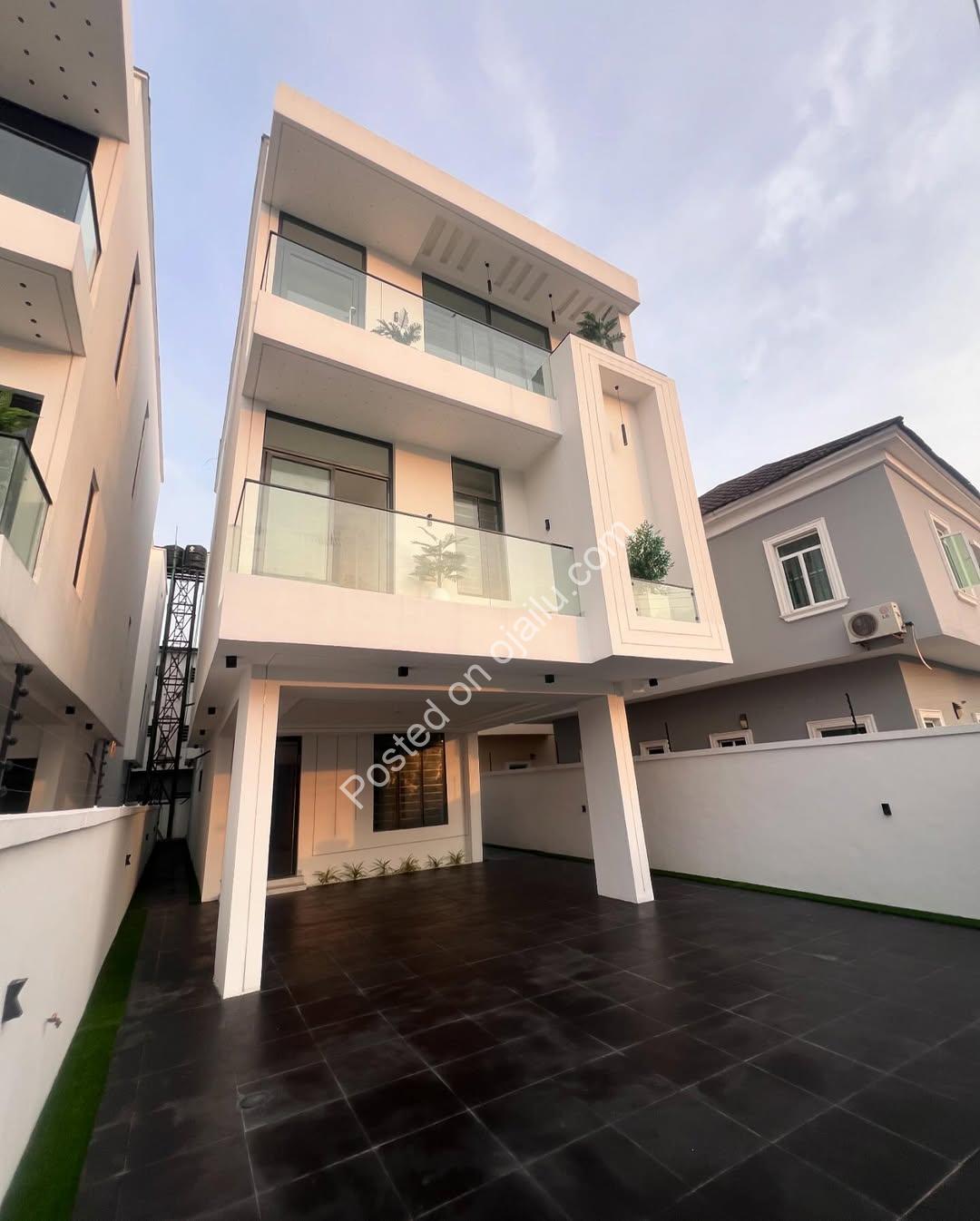 Chevron’s Finest: 5-Bed Poolside Estate Masterpiece