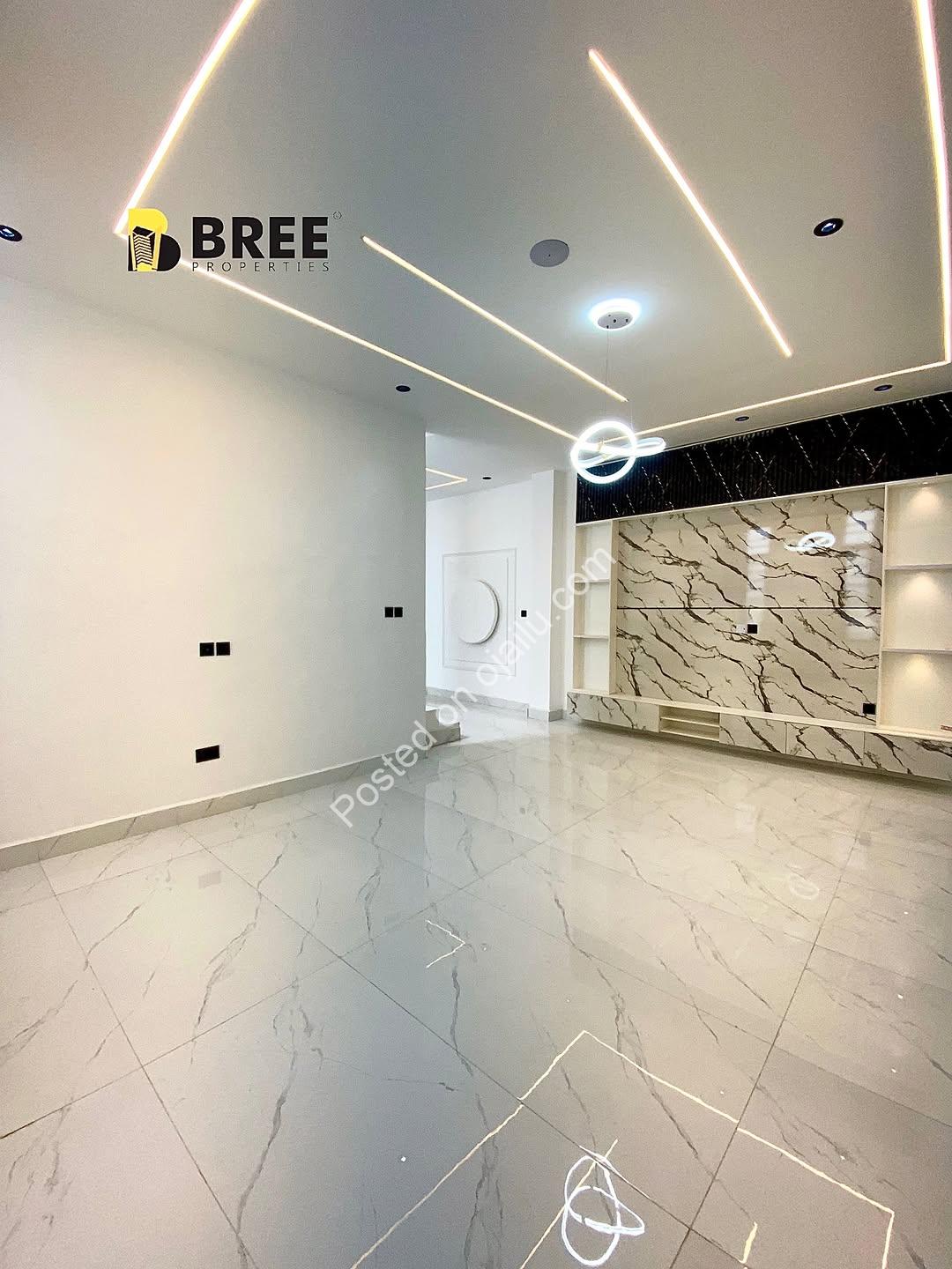 Opulent 5-Bed Haven with Pool & Gym in Prime Chevron Estate