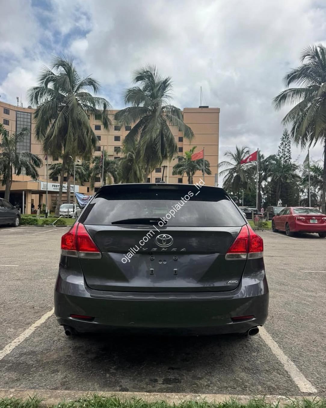 Drive Home a Flawless 2010 Toyota Venza