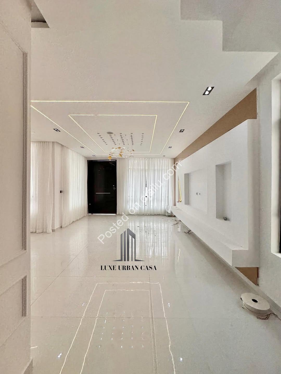 Chevron’s 5-Bedroom Oasis with Resort-Style Pool